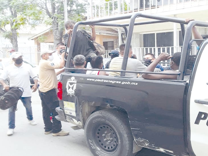 Las autoridades municipales rescatan a 46 migrantes hacinados en una casa en Piedras Negras