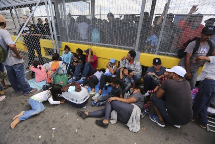 Más de 400 migrantes acampan debajo del Puente Internacional de Texas