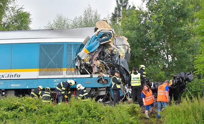 Al menos tres muertos y decenas de heridos en choque de trenes en Chequia