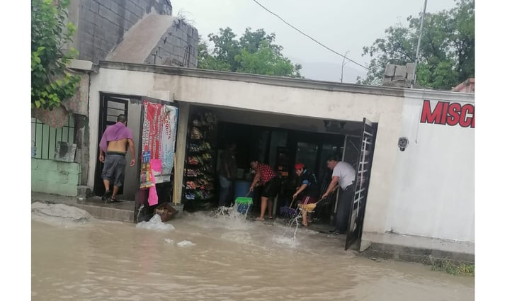 Los vecinos de la colonia Las Flores en Monclova estuvieron temerosos de que el agua entrara a sus casas