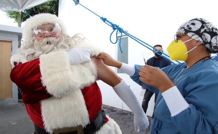 Santa Claus también se vacuna en Puebla