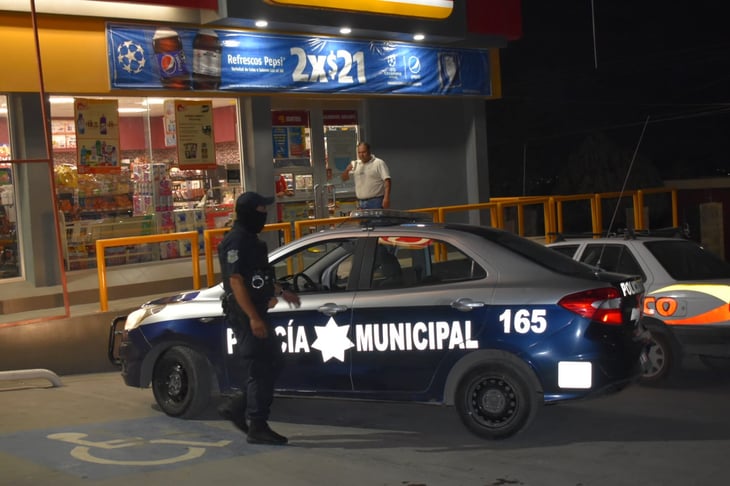 Hombres armados asaltan OXXO de Monclova en la madrugada 