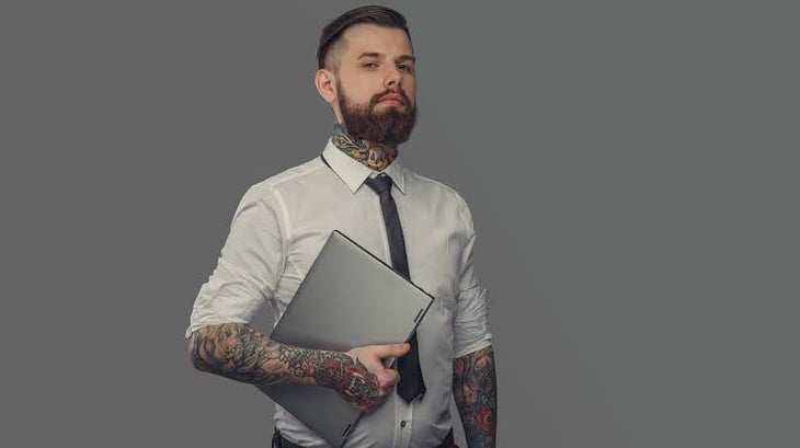 Las personas tatuadas son cada día más aceptadas en el mundo laboral