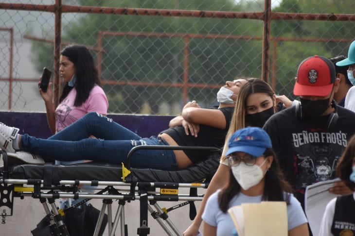Joven se desmaya tras ser vacunado en Monclova; lo vence el cansancio 
