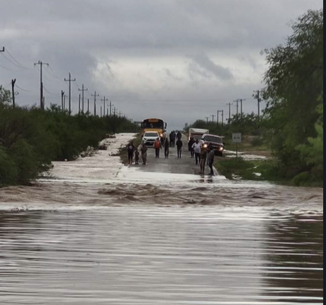 La carretera Allende-Villa Unión es cerrada por desbordamientos de arroyos