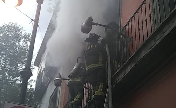 Se incendia inmueble en calle Donceles, en el Centro Histórico