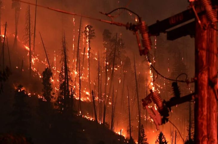 Incendio arrasa poblado de California; más de 99 mil hectáreas calcinadas