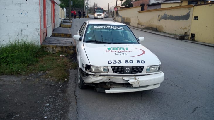 Un taxista se pasó el alto y provoca accidente en Monclova 