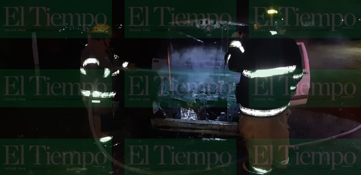 Vehículo termina consumido por el fuego en Monclova 