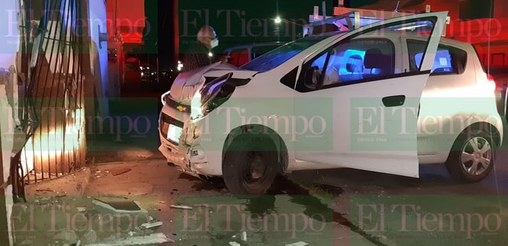 Conductor ebrio destroza automóvil contra barda de domicilio en la colonia El Pueblo de Monclova
