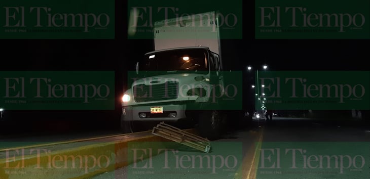 Camión termina arriba del camellón central en Monclova