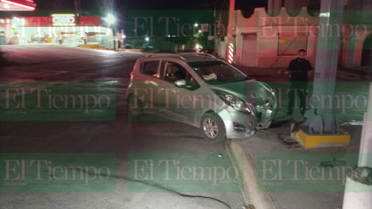 Un conductor se estrelló con una luminaria en Monclova y abandona su vehículo 