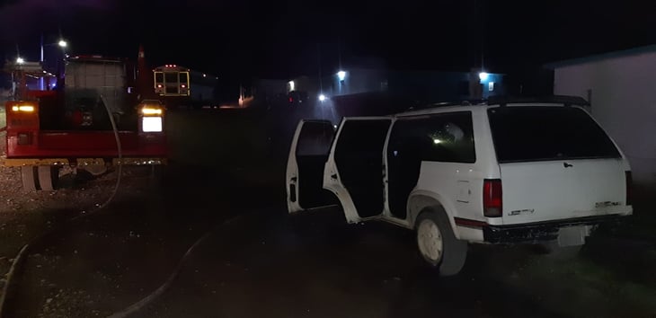 Desconocidos incendian camioneta en la Oscar Flores Tapia en Monclova 