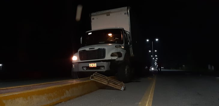 Un camión de paquetería  se trepa a camellón central 