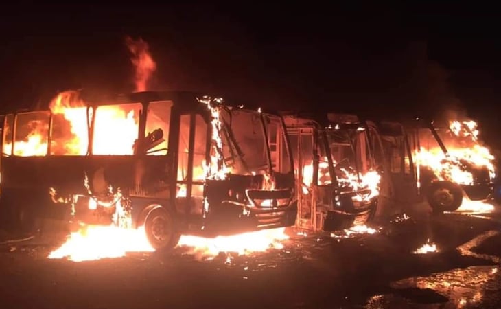 Incendio en corralón consume cinco autobuses en Veracruz