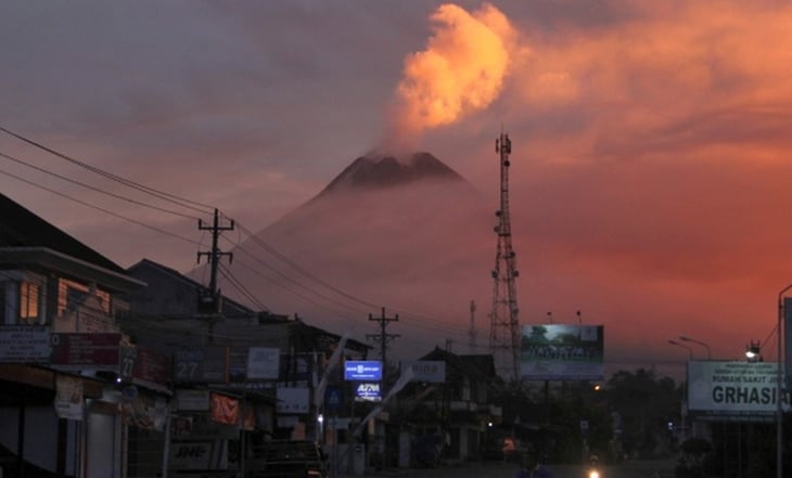 Volcán Marapi hace erupción y genera alarma en Indonesia