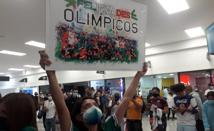 Selección Mexicana aterrizó con fiesta y caos total en aeropuerto