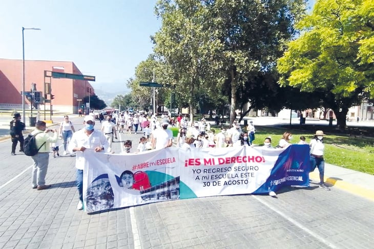 Padres de familia marchan y exigen clases presenciales en Monterrey