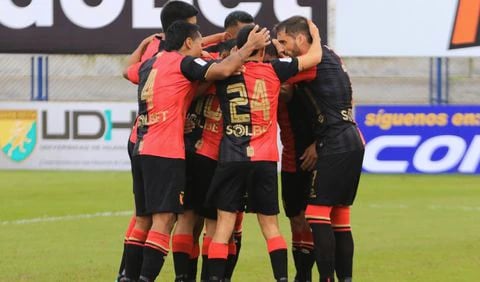 Melgar golea y se encuentra con Alianza Lima en la cima de la liga peruana