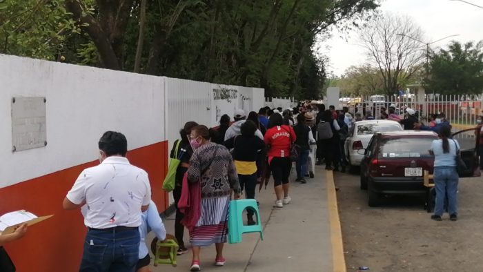 Con desorden y larga espera, inicia vacunación en pueblos de Oaxaca