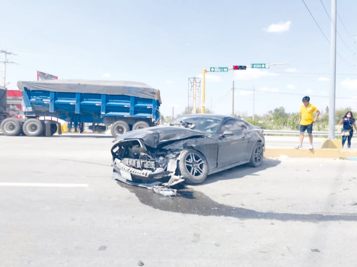 Automovilista omite alto y desgracia su Mustang en Monclova