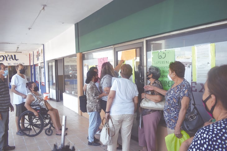 Adultos mayores molestos por demoras en oficinas del Bienestar en Monclova