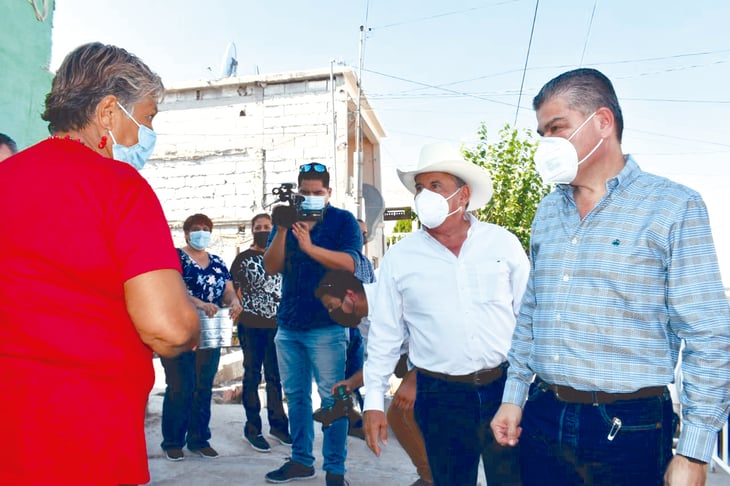 Vecina le canta 'de cerquitas' al alcalde Florencio Siller Linaje en Frontera 