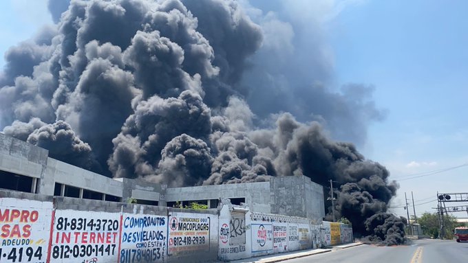 Fábrica de impermeabilizantes se incendia en Santa Catarina; anuncian cierres viales