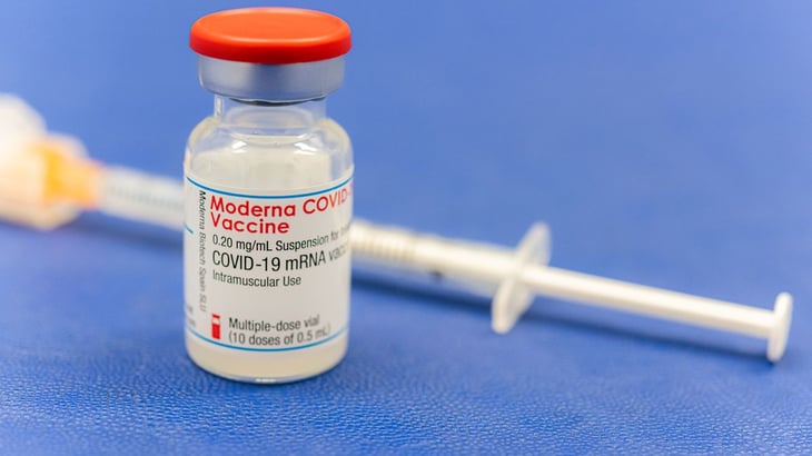 Una enfermera en Alemania cambia las vacunas COVID por agua salina