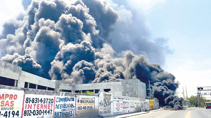 Fábrica de impermeabilizantes en Nuevo León explota y se incendia; deja 2 muertos