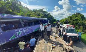 Dos muertos y doce heridos por choque en Veracruz