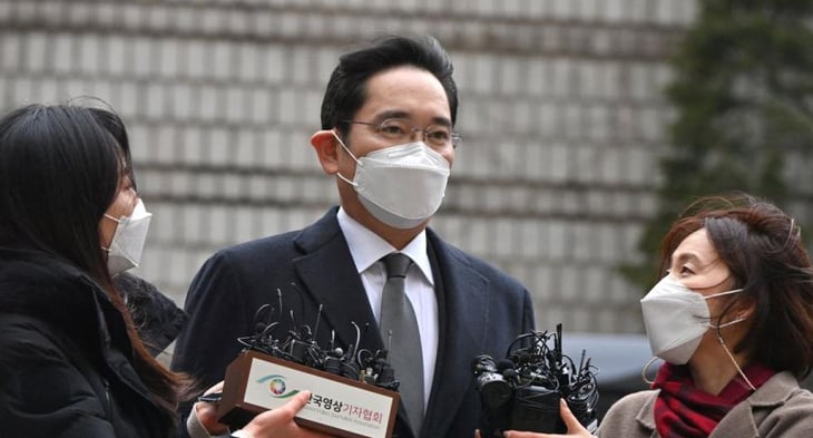 El líder de Samsung sale en libertad condicional tras un polémico indulto