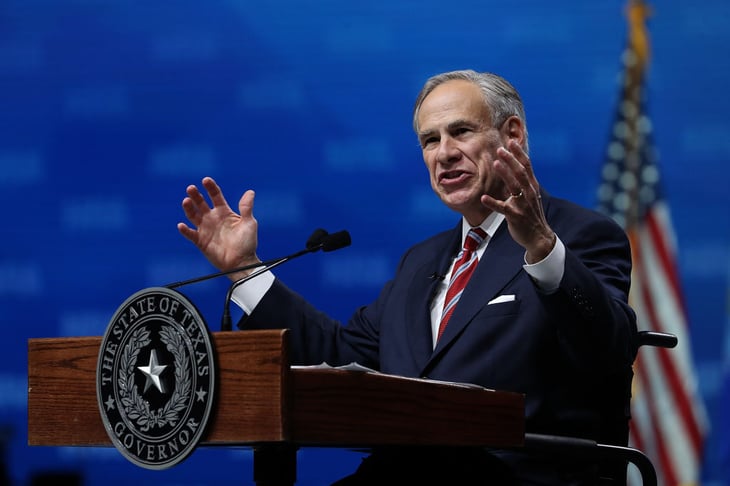 Gobernador de Texas prohíbe a funcionarios exigir la mascarilla