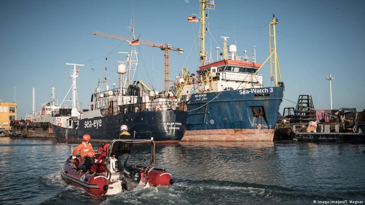 El barco de ONG ResQ People rescata a 85 migrantes en Mediterráneo central