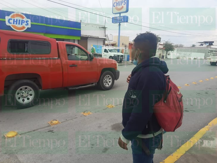 'Limosnero y con garrote', hondureño se pone agresivo con automovilistas que no le daban ayuda en Monclova