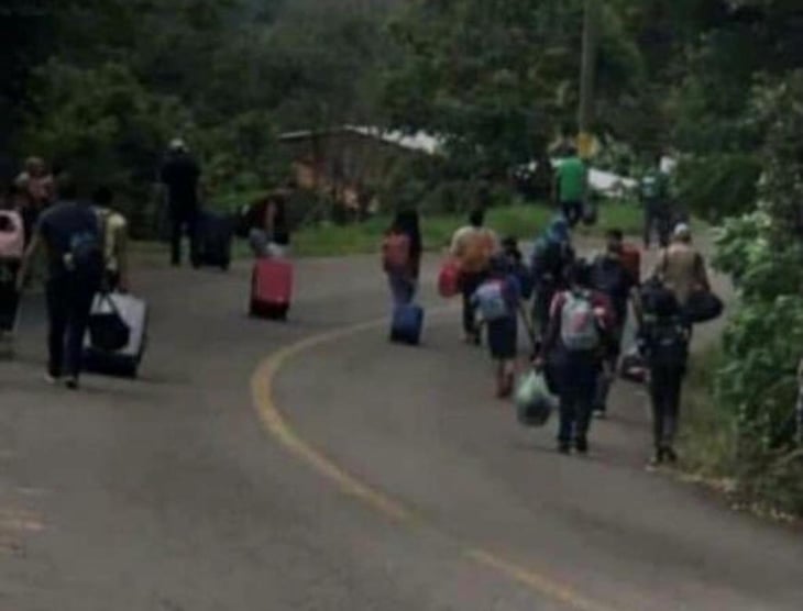 Habitantes de Coalcomán huyen de violencia en Michoacán