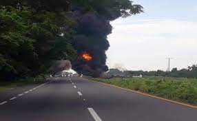 Cierran autopista en sur de Veracruz por incendio de tráiler