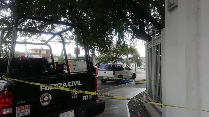 Una mujer llega al hospital y muere en Monterrey