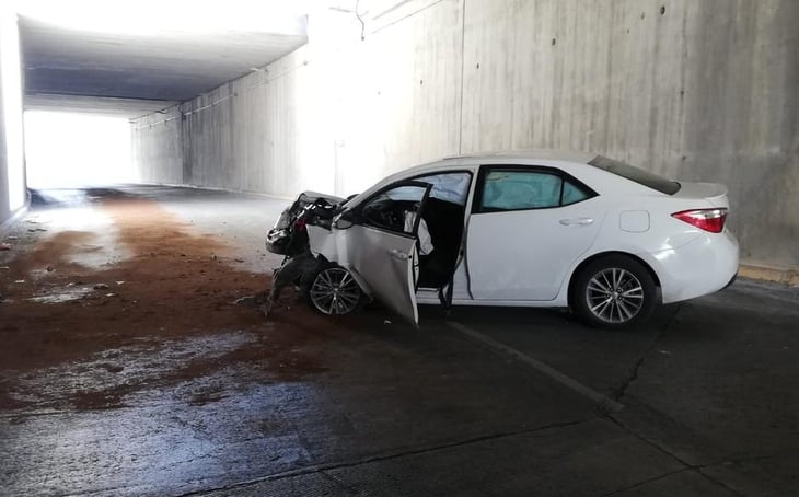 Un hombre desgracia su vehículo al chocar en puente en Escobedo