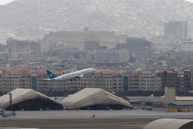 EU controlará el tráfico aéreo del aeropuerto de Kabul para evacuaciones