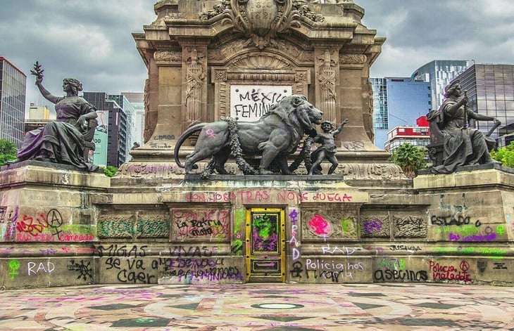Feministas protestan en el Ángel de México dos años después de pintarlo
