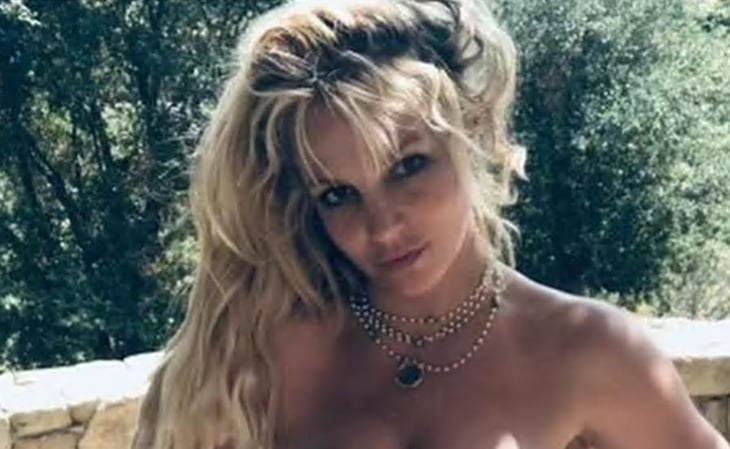 Britney Spears se libera y posa topless