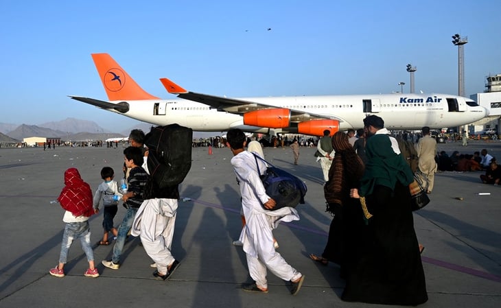 Un segundo vuelo militar francés evacúa a 216 personas de Kabul, 184 afganos