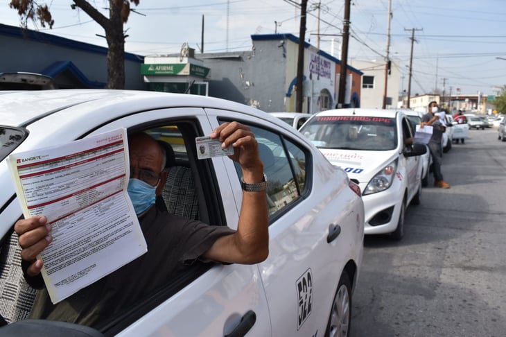 Taxistas presentan más unidades nuevas en Transporte y Vialidad