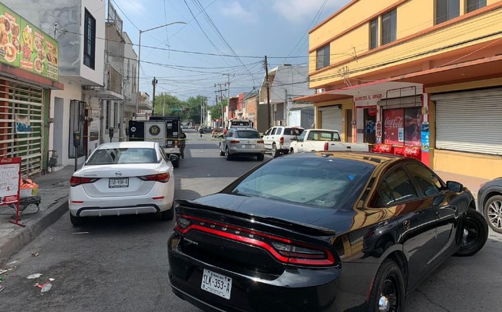 Policías encuentran en una camioneta Durango un arma y una granada en Monterrey
