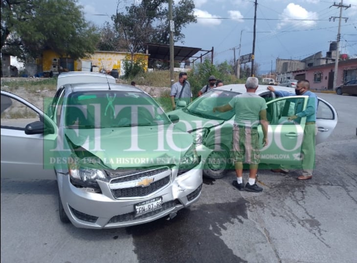 Fuerte carambola de tres vehículos en Monclova deja dos mujeres lesionadas y cuantiosos daños materiales