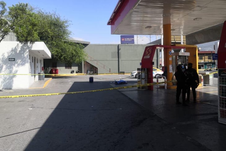Peatón se desvanece al entrar a gasolinera y muere en Monterrey 