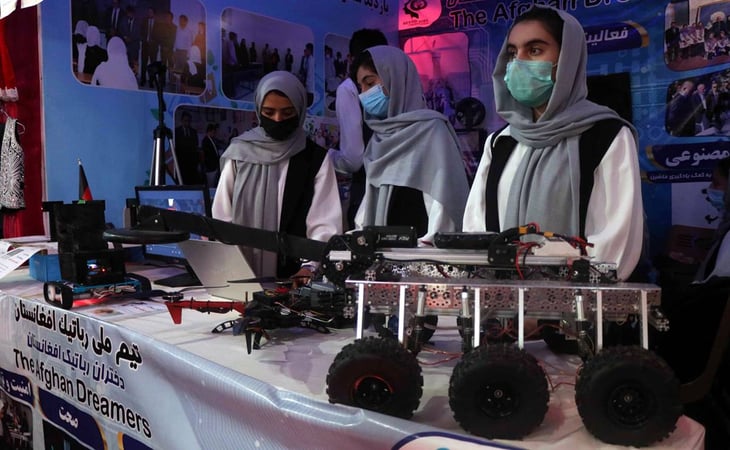 Niñas de equipo de robótica de Afganistán son evacuadas a Qatar