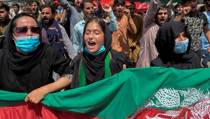 Mujeres afganas desafían a talibanes; exigen derechos