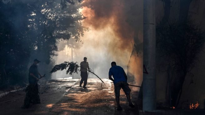 Delimitan el incendio al noroeste de Atenas tras seis días ardiendo